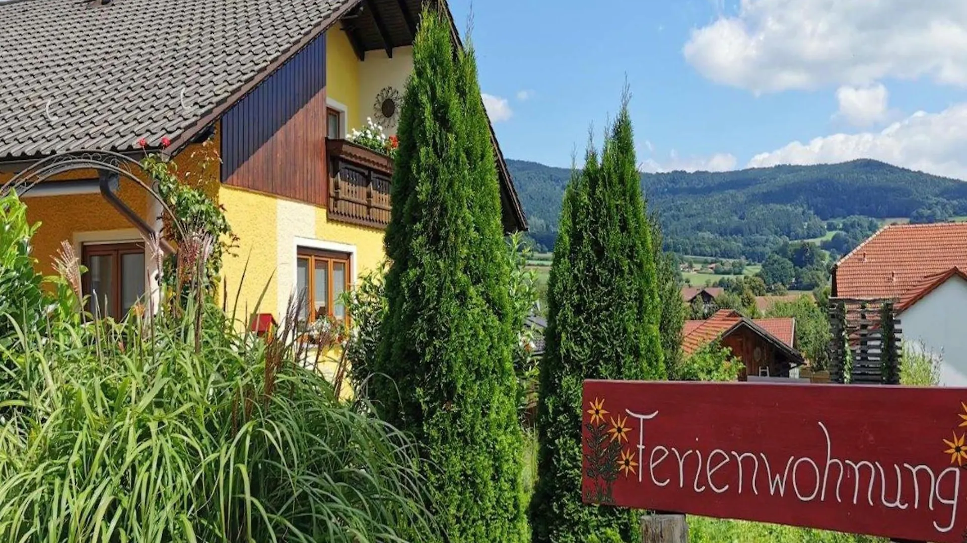 Scenic Apartment With Balcony Garden Deckchairs Barbecue Gleißenberg