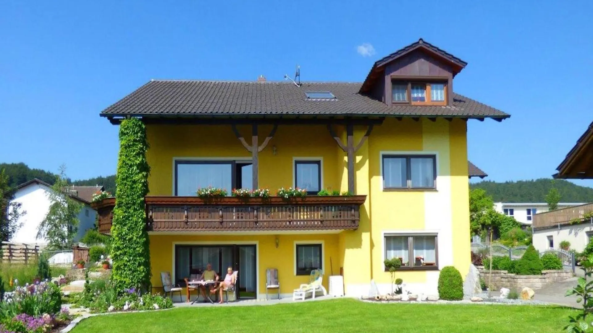 Scenic Apartment With Balcony Garden Deckchairs Barbecue Gleißenberg