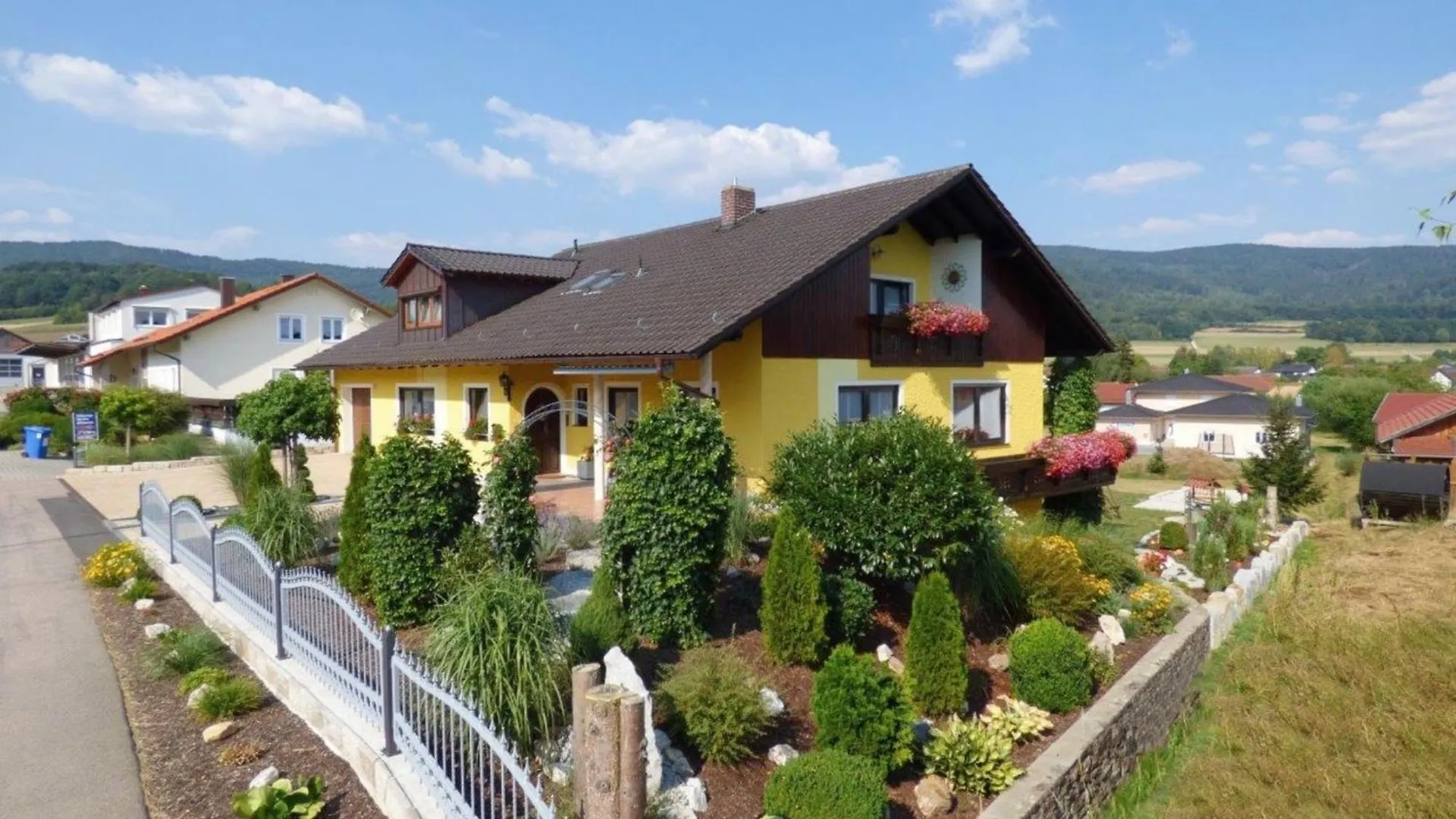 Scenic Apartment With Balcony Garden Deckchairs Barbecue Gleißenberg